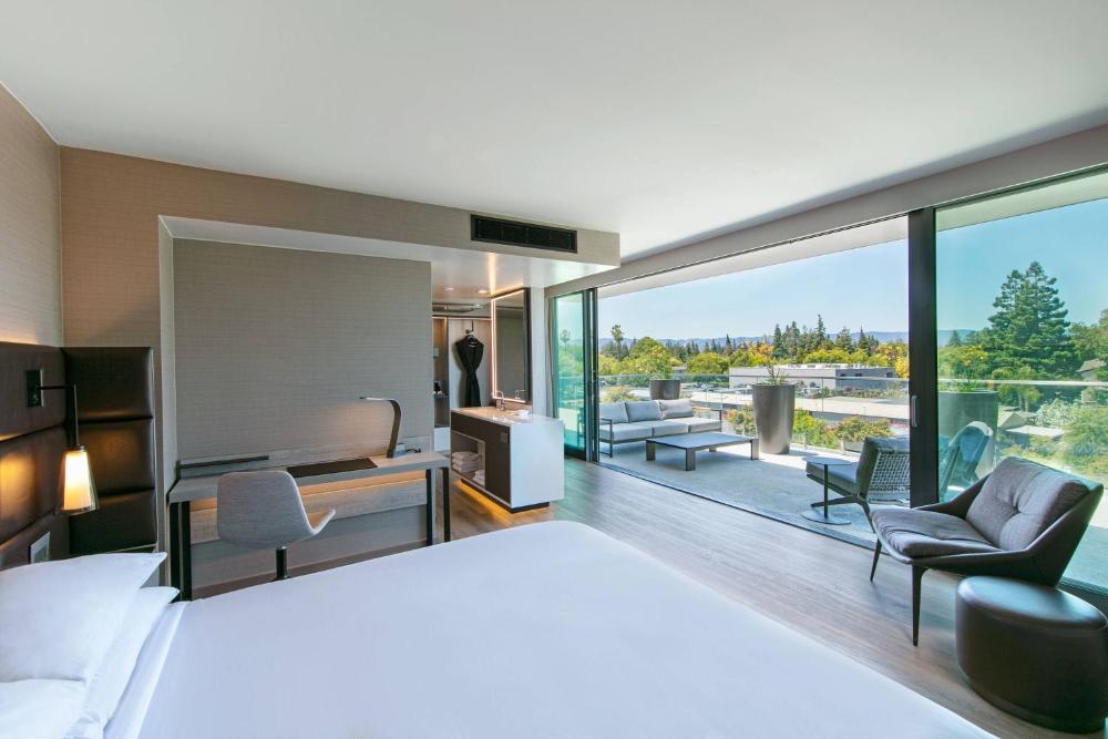 Deluxe King Room with Mountain View And Balcony interior