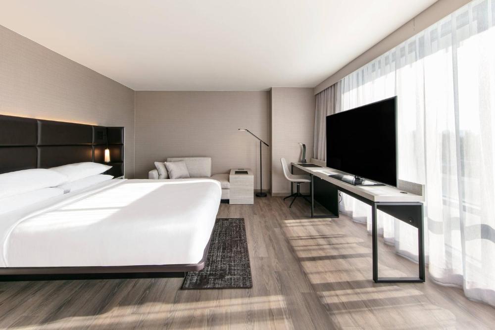 Deluxe King Room interior