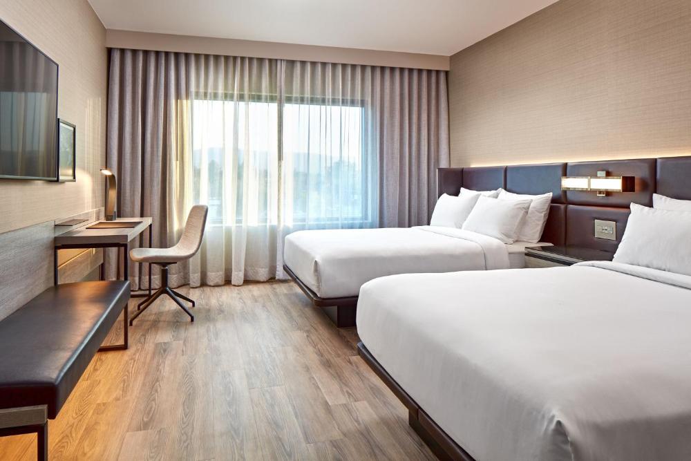 Queen Room with Two Queen Beds and Mountain View interior
